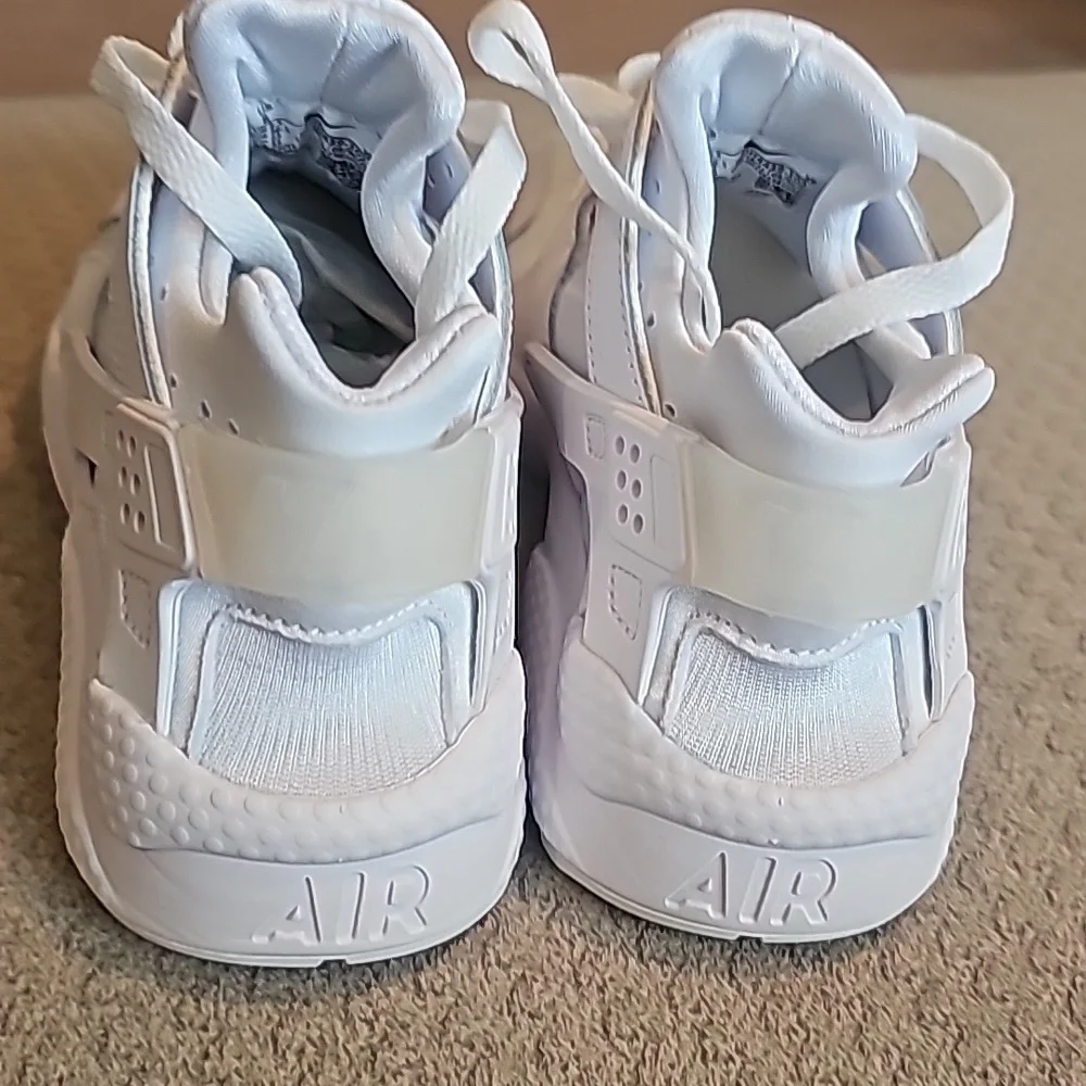 NIB NIKE AIR HUARACHE (White)